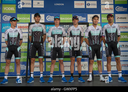 Tour della Gran Bretagna stadio 8 finale nel centro di Londra, 11 settembre 2016, uno Pro Cycling Team pre-gara lineup Foto Stock