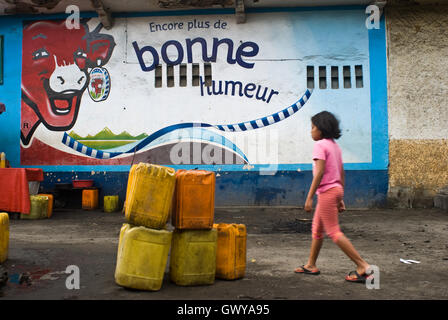 Annunci murale per un famoso formaggio francese ( "La Vache qui rit', 'La risata di mucca") ( Madagascar) Foto Stock