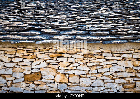 Architettura tradizionale della Dalmazia, muro di pietra e tetto sull'isola di Brac, Croazia Foto Stock