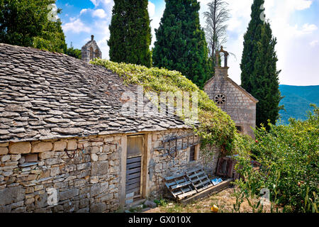 Il vecchio borgo in pietra di Skrip vista, Isola di Brac Dalmazia, Croazia Foto Stock