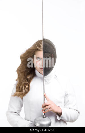 Ad altezza vita ritratto di donna in materiale per la scherma la chiusura di metà della faccia Foto Stock