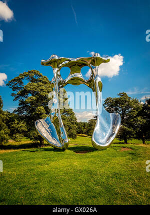 Pelvi, 2008. Scultura dell'artista svizzero non fondamentale, a Yorkshire Sculpture Park, vicino a Wakefield, Inghilterra, Regno Unito. Foto Stock