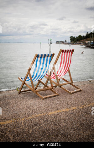 Foto a colori di una sdraio pieghevole in riva al mare. Southend sul mare; Regno Unito. Foto Stock