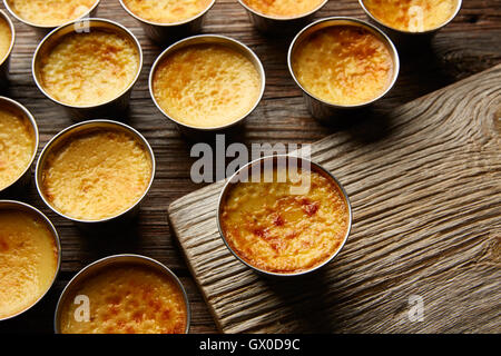 Crema pasticcera Creme Caramel dessert Flan di Bain Marie cotto al forno Foto Stock