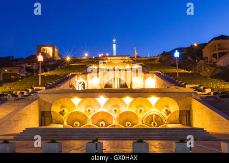 Luogo d'incontro sociale all'aperto e centro d'arte conosciuto come Cascade a Yerevan, Armenia, al crepuscolo. Foto Stock