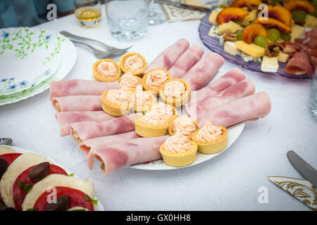 Cibo Cocktail aperitivo con prosciutto e rotoli di pesce e roe dip pasticceria crema Foto Stock