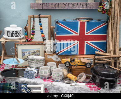 Display con union jack in un negozio di anticaglie, Inghilterra Foto Stock