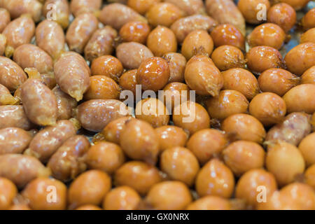 Thai e-san di salsiccia, in casa tailandese settentrionale su salsicce fritte. cucina di strada in Thailandia Foto Stock