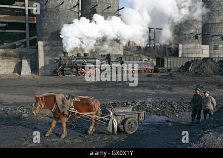 In questa sezione della linea ferroviaria che conduce nella La laveria per carbone della a Chengzihe sulla Cina del sistema di Jixi è forse il più trafficato di vapore lavorato Foto Stock