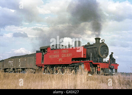 Un Nord British costruito 4-8-2T rende un bel contrasto con il cloud cielo chiazzata come esso solleva un treno caricato Foto Stock