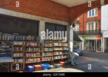 Camilla è di seconda mano bookshop con un pappagallo pet all'esterno. Eastbourne. East Sussex. In Inghilterra. Regno Unito Foto Stock