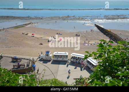 Treno di terra a Holywell Retreat spiaggia. Eastbourne. East Sussex. In Inghilterra. Regno Unito Foto Stock