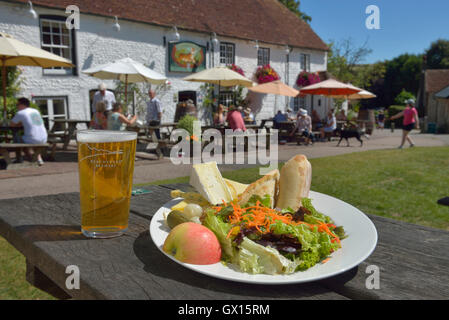 Pranzo al Pub Tiger Inn East Dean, East Sussex, Inghilterra Foto Stock