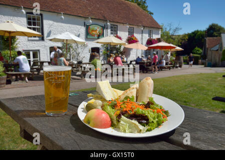 Pranzo al Pub Tiger Inn East Dean, East Sussex, Inghilterra Foto Stock