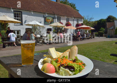 Pranzo al Pub Tiger Inn East Dean, East Sussex, Inghilterra Foto Stock