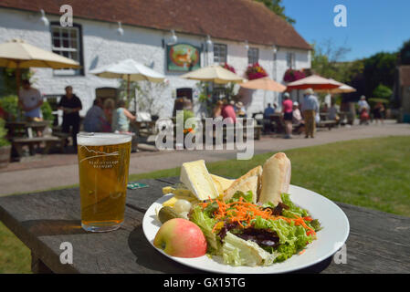 Pranzo al Pub Tiger Inn East Dean, East Sussex, Inghilterra Foto Stock