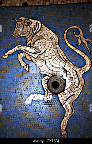 Mosaico di Bull, bracci di Torino, Galleria Vittorio Emanuele, Milano, Italia Foto Stock