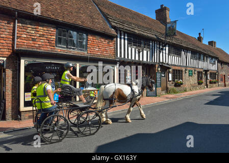 Carro trainato da cavalli, Alfriston village. East Sussex. In Inghilterra. Regno Unito Foto Stock