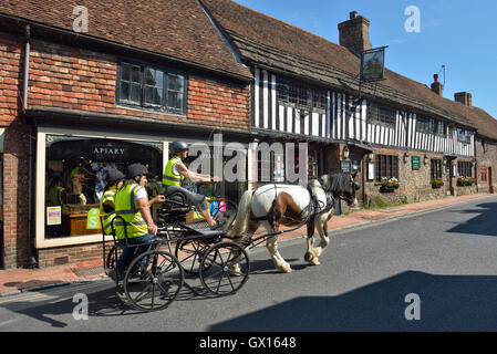 Carro trainato da cavalli, Alfriston village. East Sussex. In Inghilterra. Regno Unito Foto Stock