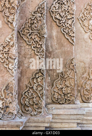Il vecchio modello di stucco in stile tradizionale tailandese sul pilastro della Chiesa thai.(area pubblica non sono necessarie proprietà release) Foto Stock