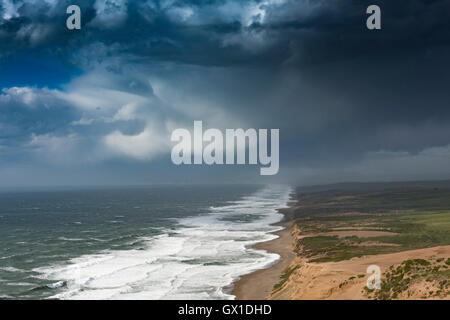 Vista della costa occidentale degli Stati Uniti d'America, come si vede dal punto Reyes Lighthouse, guardando a nord lungo il punto Reyes promontorio. Foto Stock