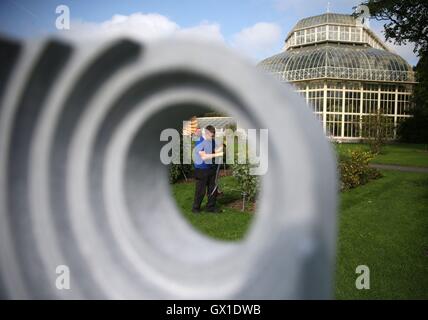 "Apertura oscura' di Richie Healy che forma parte di una scultura in contesto 2016 prendendo posto in giardini botanici nazionali di Dublino e va dal 8 Settembre al 21 Ottobre. Foto Stock