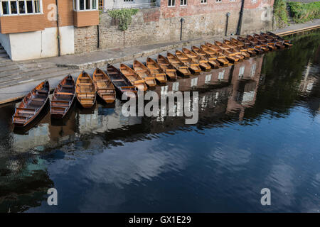 In legno barche a remi ormeggiate da Elvet ponte sul fiume usura nella città di Durham, England, Regno Unito Foto Stock