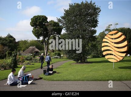 Gli studenti disegnano 'World Waves' di con Gent & Paul Flynn che fa parte della scultura nel contesto 2016 che si svolge nei Giardini Botanici nazionali di Dublino e che si svolge dall'8 settembre al 21 ottobre. Foto Stock