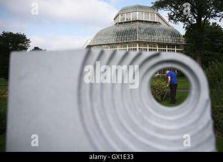 "Apertura oscura' di Richie Healy che forma parte di una scultura in contesto 2016 prendendo posto in giardini botanici nazionali di Dublino e va dal 8 Settembre al 21 Ottobre. Foto Stock