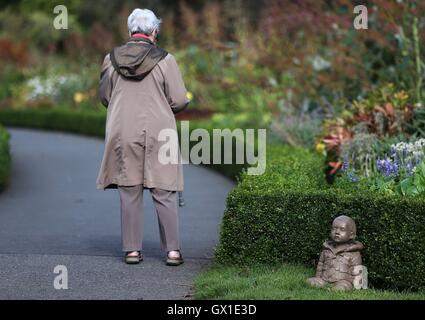 Una donna cammina da 'un Ri' dall'artista Eoin McMorrow che forma parte di una scultura in contesto 2016 prendendo posto in giardini botanici nazionali di Dublino e va dal 8 Settembre al 21 Ottobre. Foto Stock