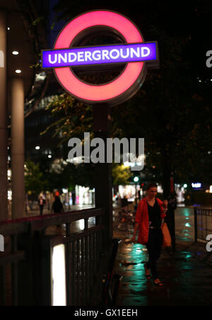 Un metro di Londra segno al di fuori di San Paolo stazione, Londra. Foto Stock