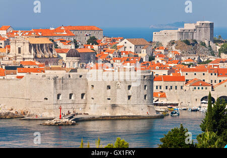 Dubrovnik Città Vecchia e fort Lovrijenac sulla destra all'indietro. Foto Stock