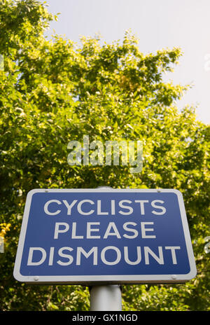 I ciclisti si prega di smontare il segno a Twickenham, middlesex, Inghilterra Foto Stock