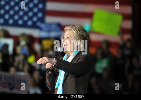 Il senatore Hillary Clinton parla ad un block party in Philadelphia, PA, il 17 aprile 2008 durante la sua campagna presidenziale. Foto Stock