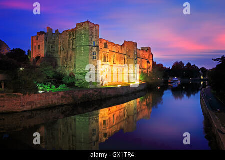 Newark Castle illuminata e riflettendo nel fiume Trent, Newark, Nottingham, Inghilterra, Regno Unito Foto Stock