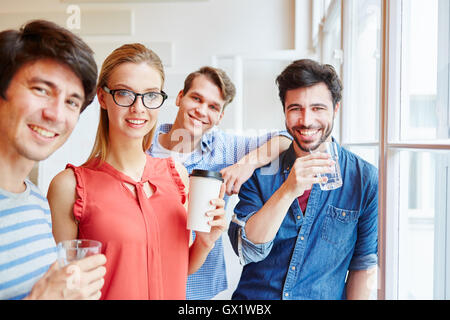 Felice gruppo di studenti come amici prendendo un coffe break come un team Foto Stock