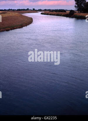 Fiume Witham visto dal vecchio ponte che ha sostituito il traghetto Tattershall dove gli elementi di lamiera celtica - offerte? - Sono stati trovati. Foto Stock