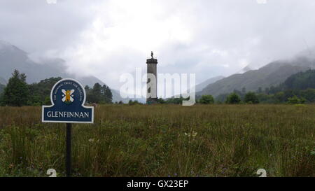 Glenfinnan monumento, in testa al Loch Shiel, è stata eretta nel 1815, in omaggio al clansmen giacobita che hanno combattuto e sono morti per la causa del Principe Charles Edward Stuart con il National Trust segno Foto Stock