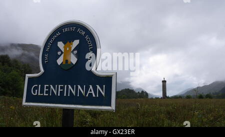 Glenfinnan monumento, in testa al Loch Shiel, è stata eretta nel 1815, in omaggio al clansmen giacobita che hanno combattuto e sono morti per la causa del Principe Charles Edward Stuart con il National Trust segno Foto Stock