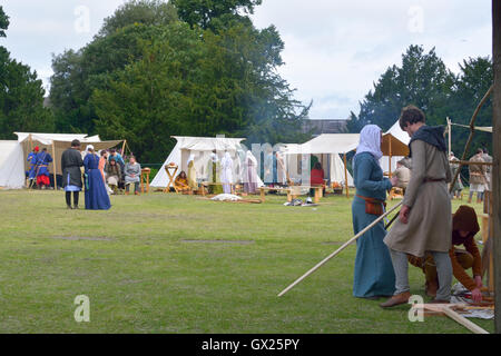 Rievocazione storica gruppo che mostra la scena del villaggio nel XII secolo presso il fiume Festival in Bedford, Inghilterra Foto Stock