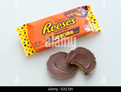 Reese's farcite con pezzi di burro di arachidi tazze (Reese's Burro di arachidi tazze con Reese's pezzi Candy), da Hershey. Foto Stock