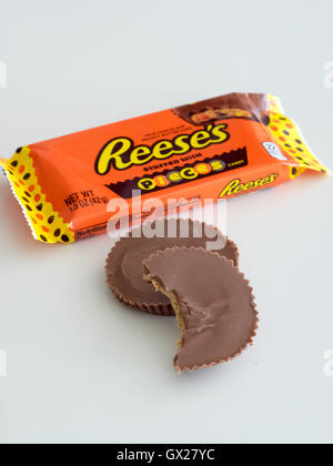 Reese's farcite con pezzi di burro di arachidi tazze (Reese's Burro di arachidi tazze con Reese's pezzi Candy), da Hershey. Foto Stock