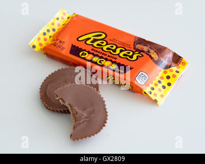 Reese's farcite con pezzi di burro di arachidi tazze (Reese's Burro di arachidi tazze con Reese's pezzi Candy), da Hershey. Foto Stock
