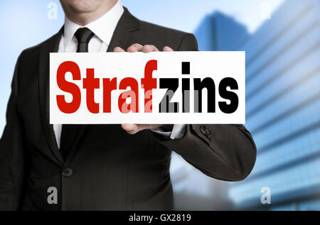Strafzins (in tedesco interesse negativo) segno è detenuto da parte dell'imprenditore. Foto Stock