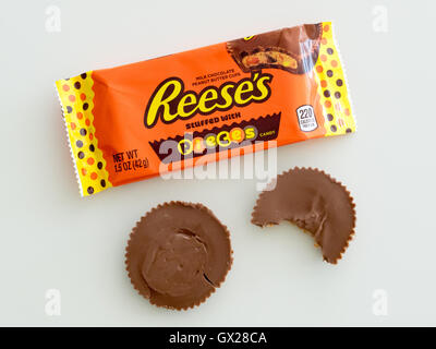 Reese's farcite con pezzi di burro di arachidi tazze (Reese's Burro di arachidi tazze con Reese's pezzi Candy), da Hershey. Foto Stock