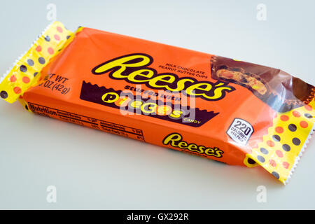 Reese's farcite con pezzi di burro di arachidi tazze (Reese's Burro di arachidi tazze con Reese's pezzi Candy), da Hershey. Foto Stock