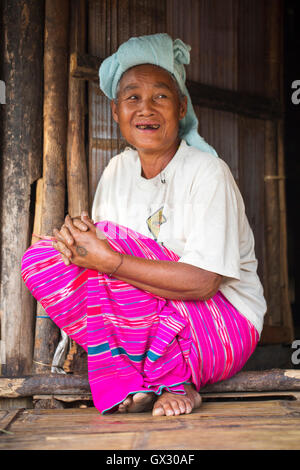 Hill tribù donna dal Karen bianco (Kayin) persone che si siede in abito tradizionale, alla porta della sua casa, confine tra Thailandia e Myanmar, Sud-est asiatico, Asia Foto Stock