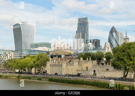 London, Regno Unito - 31 August 2016: City of London vista. Vista di walkie-talkie, Cheesegrater e il Gherkin edifici Foto Stock