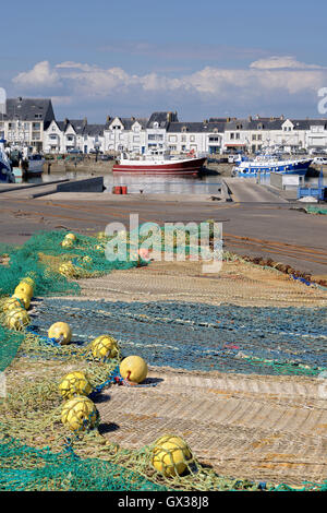 Porto con le reti da pesca sul terreno di La Turballe, un comune nel dipartimento Loire-Atlantique nella Francia occidentale. Foto Stock
