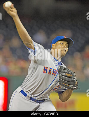 Washington, Distretto di Columbia, Stati Uniti d'America. Xiii Sep, 2016. New York Mets lanciatore di rilievo Jeurys Familia (27) funziona nel nono inning contro i cittadini di Washington a cittadini Parco di Washington, DC martedì, 13 settembre 2016. Familia ha dato due viene eseguito e registrato il suo primo soffiata salva della stagione. Il Mets ha vinto la partita in dieci inning 4 - 3.Credit: Ron Sachs/CNP. © Ron Sachs/CNP/ZUMA filo/Alamy Live News Foto Stock